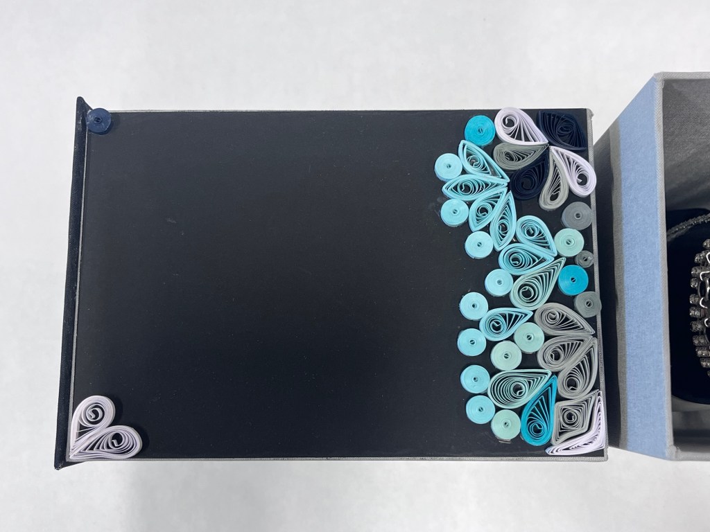 another view of the green paper quilling on the box